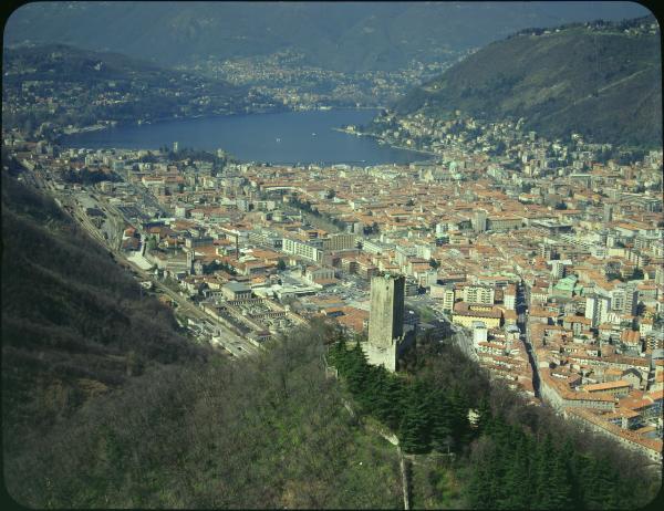 Como. Castel Baradello. Torre. Veduta aerea.