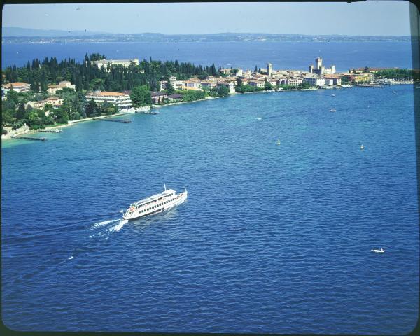 Lago di Garda. Navigazione lago. Battello. Veduta aerea.