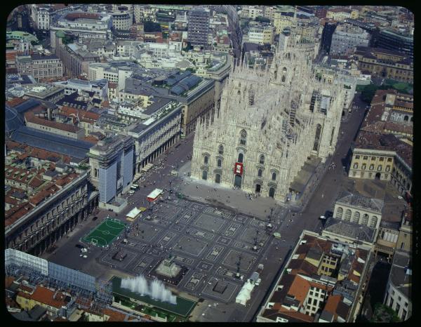 Milano. Piazza Duomo. Il Duomo. Veduta aerea.