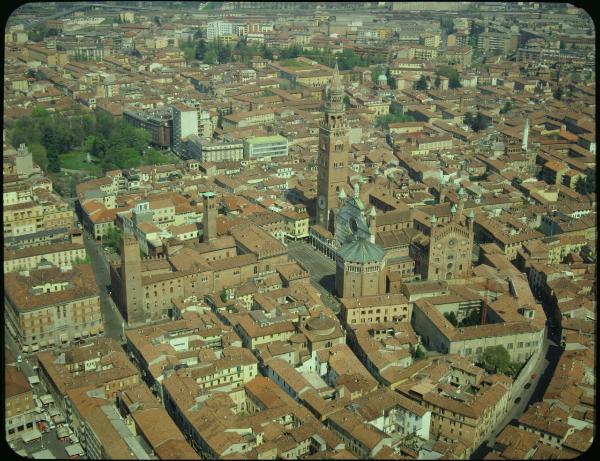 Cremona. Centro storico. Duomo. Battistero. Palazzo del Comune. Veduta aerea.