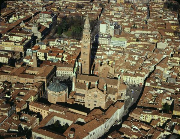 Cremona. Centro storico. Duomo. Battistero. Palazzo del Comune. Veduta aerea.