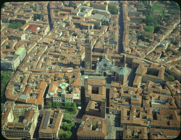 Cremona. Centro storico. Piazza del Comune. Duomo. Battistero. Palazzo del Comune. Veduta aerea.