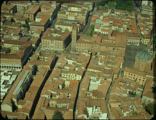 Cremona. Centro storico. Piazza del Comune. Palazzo del Comune. Veduta aerea.