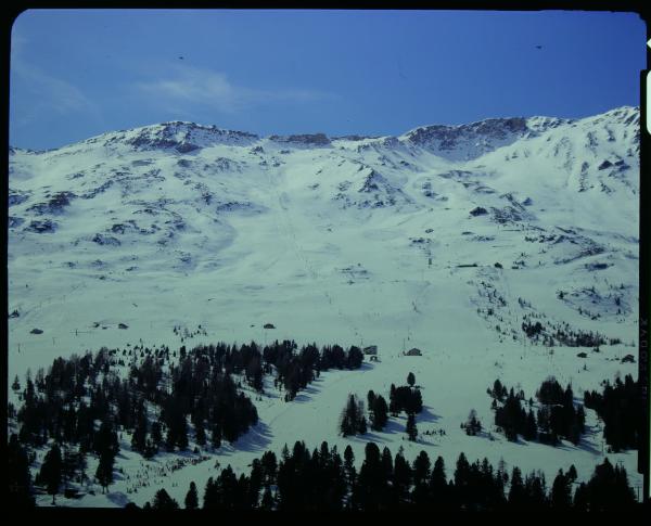 Santa Caterina Valfurva. Cresta Corbetta. Neve. Comprensorio sciistico.Impianti di risalita. Veduta aerea.