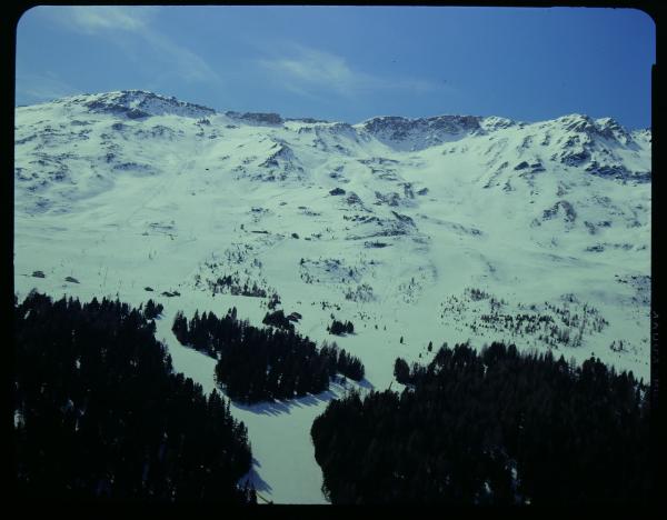 Santa Caterina Valfurva. Cresta Corbetta. Neve. Comprensorio sciistico.Impianti di risalita. Veduta aerea.