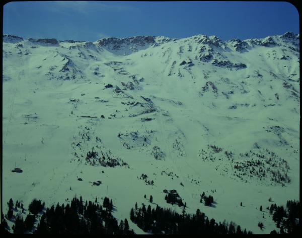 Santa Caterina Valfurva. Cresta Corbetta. Neve. Comprensorio sciistico.Impianti di risalita. Veduta aerea.