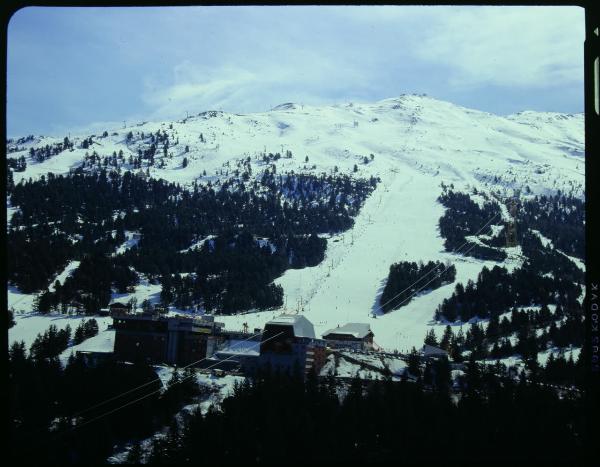 Bormio. Montagna. Neve. Comprensorio sciistico. Funivia. Veduta aerea.