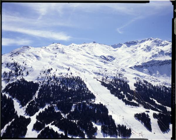 Bormio. Montagna. Neve. Comprensorio sciistico. Impianti di risalita. Veduta aerea.