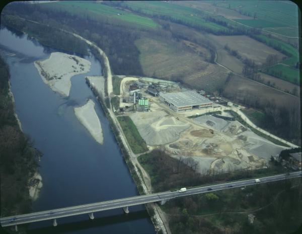 Rivolta d'Adda. Fiume Adda. Sito industriale. Ponte stradale. Veduta aerea.