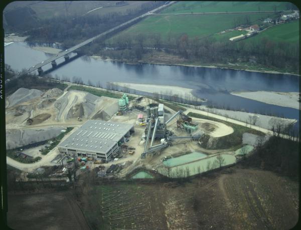 Rivolta d'Adda. Fiume Adda. Sito industriale. Bacini d'acqua. Ponte stradale. Veduta aerea.