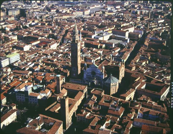 Cremona. Centro storico. Duomo. Battistero. Palazzo del Comune. Veduta aerea.