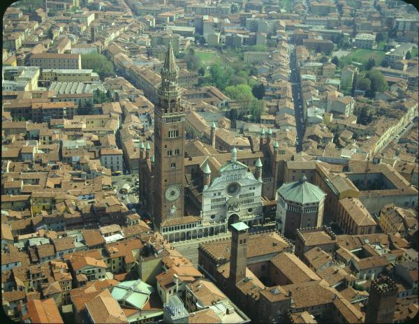 Cremona. Centro storico. Duomo. Battistero. Veduta aerea.