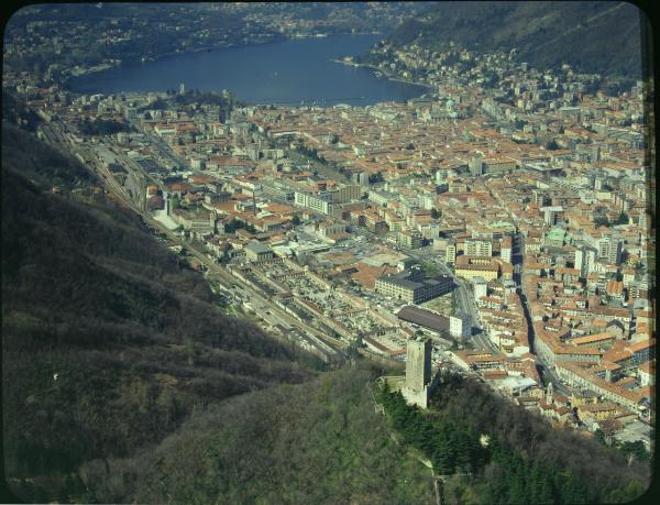 Como. Castel Baradello. Torre. Veduta aerea.