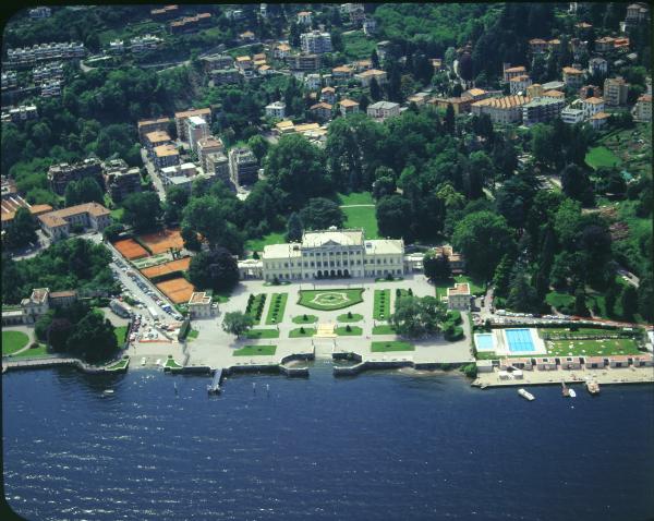 Como. Villa Olmo. Giardino. Piscina. Veduta aerea.