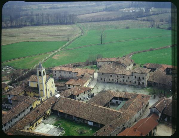 Corneliano Bertario. Castello Borromeo. Veduta aerea.