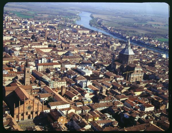 Pavia. Centro storico. Duomo. Veduta aerea.