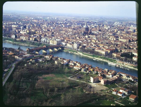 Pavia. Centro storico. Ponte coperto. Duomo. Fiume Ticino. Veduta aerea.