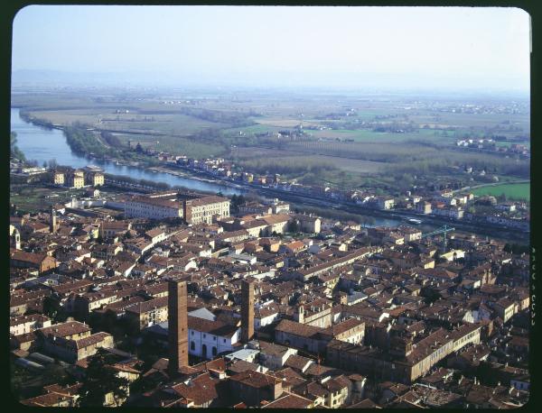 Pavia. Centro storico. Fiume Ticino. Veduta aerea.