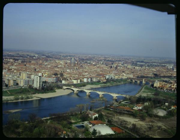 Pavia. Centro storico. Ponte della Libertà. Ponte coperto. Fiume Ticino. Veduta aerea.