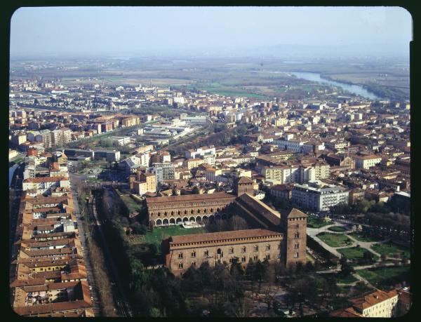 Pavia. Piazza Castello. Castello Visconteo. Veduta aerea.