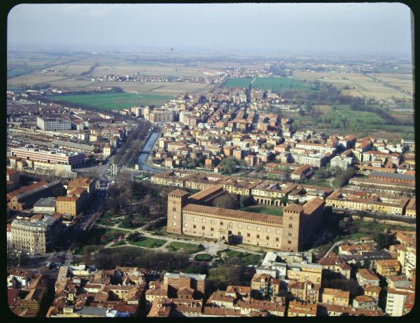 Pavia. Piazza Castello. Castello Visconteo. Veduta aerea.