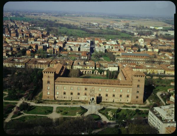 Pavia. Piazza Castello. Castello Visconteo. Veduta aerea.