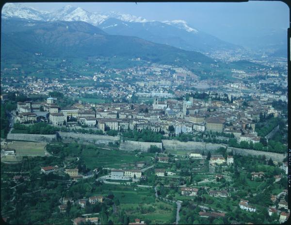 Bergamo. Città alta. Mura. Veduta panoramica. Veduta aerea.