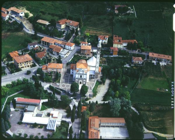 Sotto il Monte Giovanni XXIII. Chiesa parrocchiale Santa Maria Assunta. Veduta aerea.