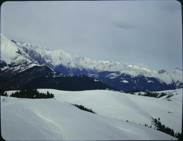 Val Seriana. Monte Pora. Comprensorio sciistico. Agglomerato di case. Villaggio. Veduta aerea.