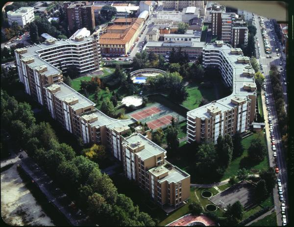 Milano. Complesso condominio. Via Civitali. Piscina. Campo da tennis. Veduta aerea.