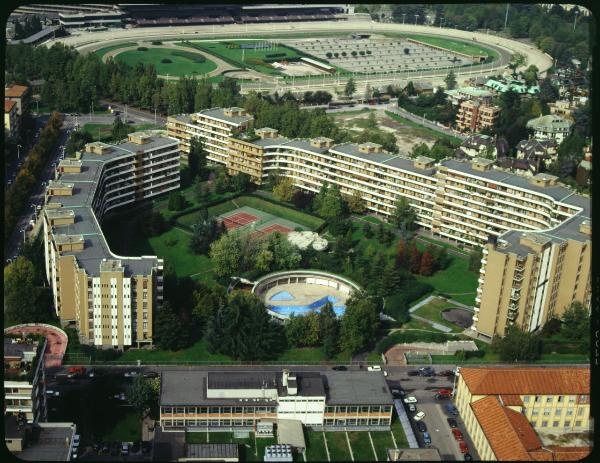 Milano. Complesso condominio. Via Civitali. Piscina. Campo da tennis. Veduta aerea.