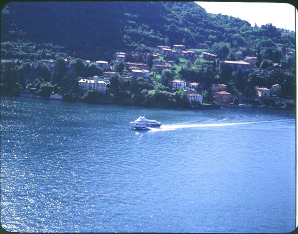 Lago di Como. Navigazione sul lago. Battello. Veduta aerea.