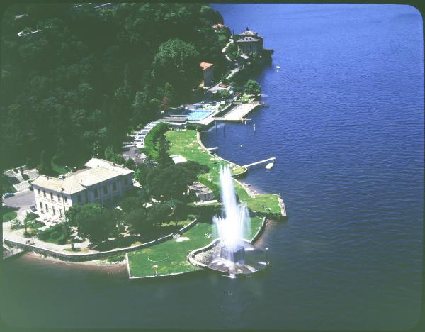 Como. Villa Geno. Fontana. Lago. Veduta aerea.