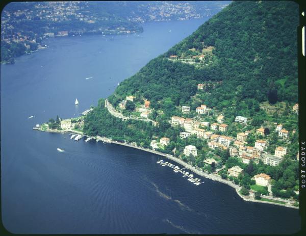 Lago di Como. Litorale. Ville. Veduta aerea.