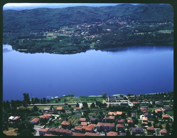 Lago di Monate. Veduta aerea.