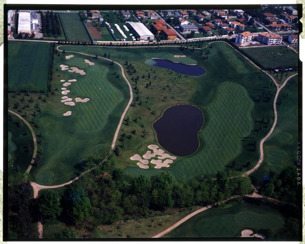 Solbiate Olona. Golf Club Le Robinie. Campi da golf. Laghetti artificiali. Veduta aerea.