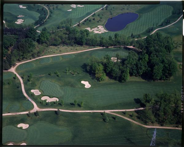 Solbiate Olona. Golf Club Le Robinie. Campi da golf. Laghetto artificiale. Veduta aerea.