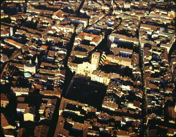 Lodi. Piazza della Vittoria. Duomo. Veduta aerea.