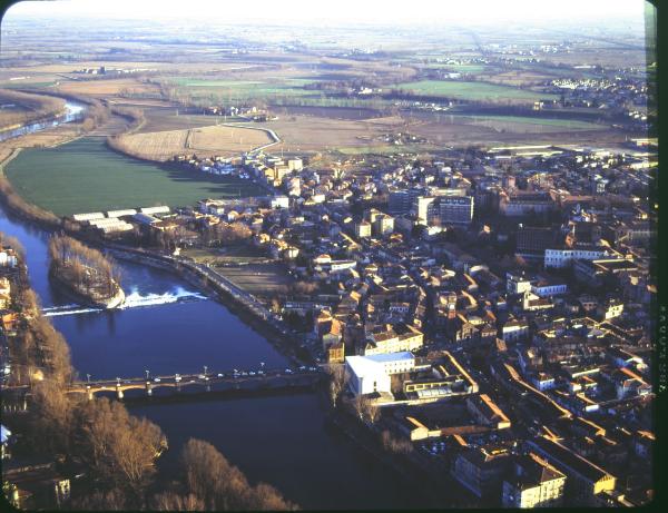 Lodi. Fiume Adda. Lungo fiume. Ponte. Veduta aerea.