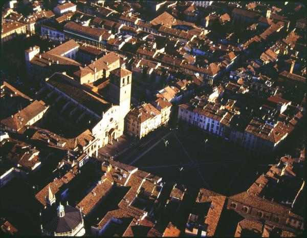 Lodi. Piazza della Vittoria. Duomo. Veduta aerea.