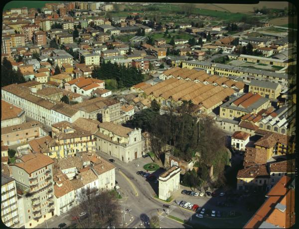 Lodi. Centro storico. Piazza Zaninelli. Arco. Veduta aerea.