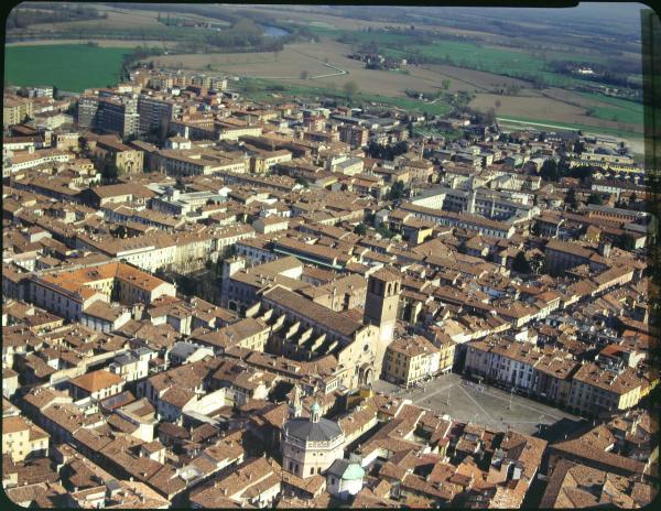 Lodi. Centro storico. Piazza della Vittoria. Duomo. Veduta aerea.