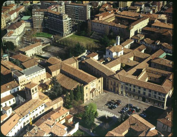 Lodi. Piazza S. Francesco. Chiesa S. Francesco. Veduta aerea.