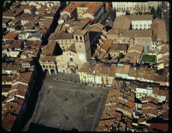 Lodi. Piazza della Vittoria. Duomo. Veduta aerea.