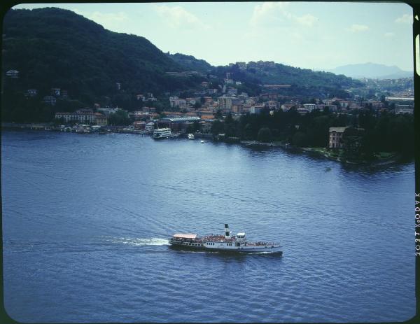 Lago di Como. Navigazione sul lago. Battello. Veduta aerea.