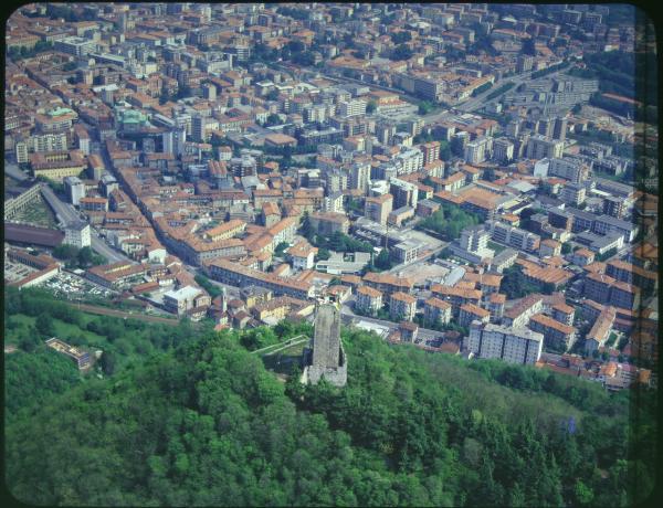 Como. Castel Baradello. Torre. Veduta aerea.