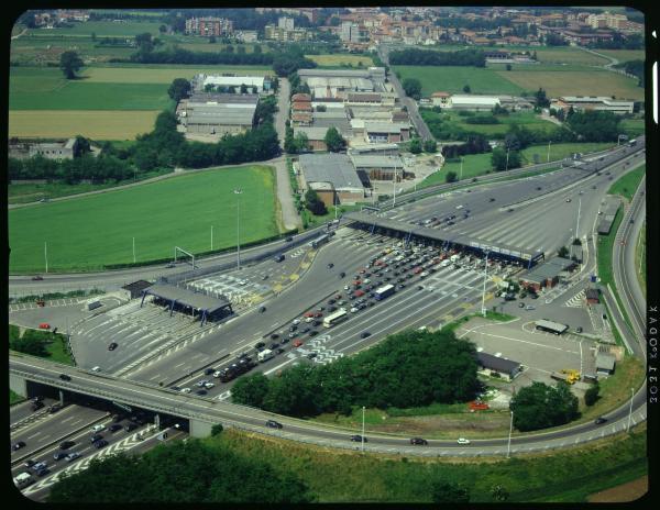 Milano. Casello Autostrada Milano - Laghi. Veduta aerea.