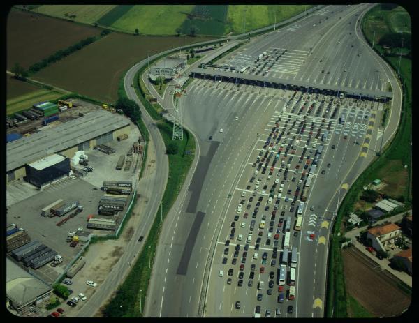 Milano. Casello Autostrada Milano - Laghi. Veduta aerea.