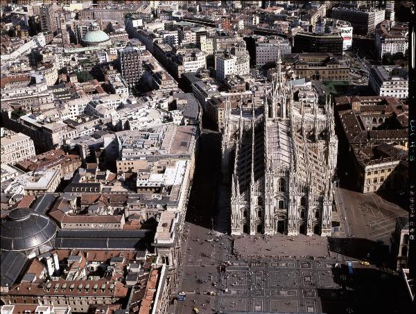 Milano. Duomo. Corso Vittorio Emanuele. Veduta aerea.