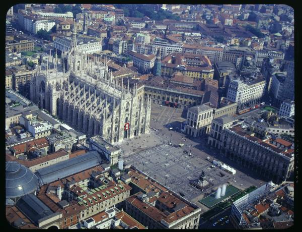 Milano. Duomo. Piazza Duomo. Palazzo Reale e Arengario. Piazzetta Reale. Veduta aerea.